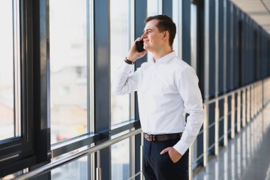 Ofisin penceresinin yanındaki yakışıklı genç işadamı.