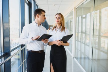 Ofis ortamında tartışan profesyoneller..