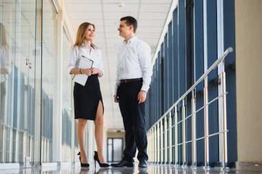 Ofis ortamında tartışan profesyoneller..