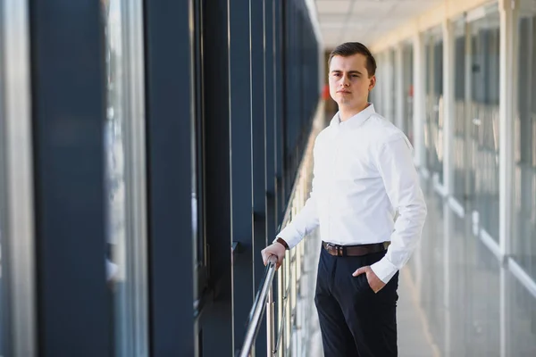 Beau Jeune Homme Affaires Près Fenêtre Dans Bureau — Photo