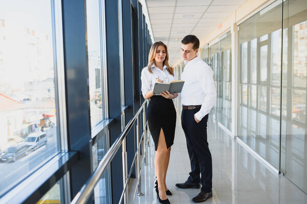 Бизнесмен, идущий по входу в зал
