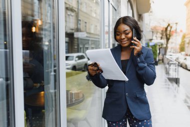 Afro-Amerikalı bir iş kadınının portresi.