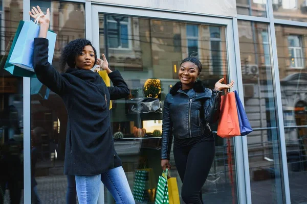 两个快乐的非洲裔美国女孩去购物 — 图库照片