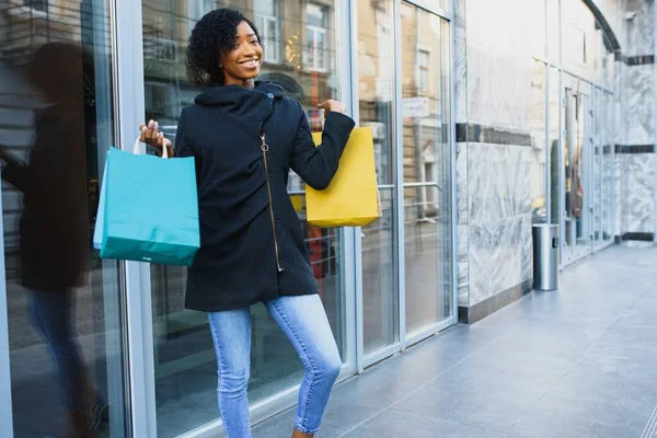 非洲裔美国妇女购物 季节性折扣 春季销售 — 图库照片