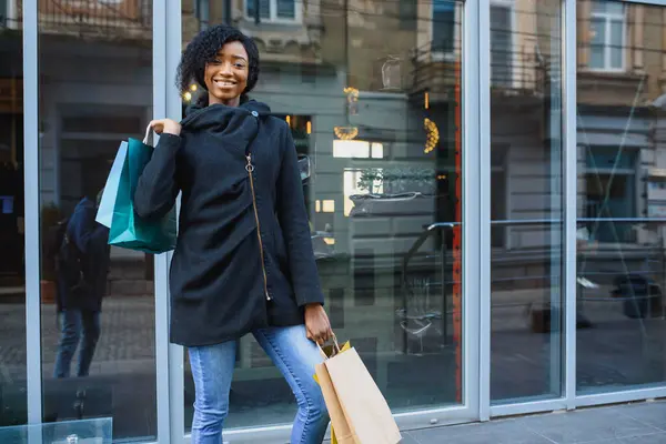 一个在户外提购物袋的黑人妇女 — 图库照片