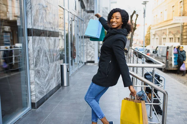 Afrikansk Amerikansk Kvinna Shoppar Säsongsrabatter Vårförsäljning — Stockfoto