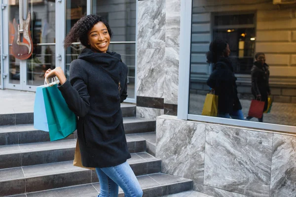 Una Mujer Afroamericana Comprando Descuentos Temporada Venta Primavera — Foto de Stock