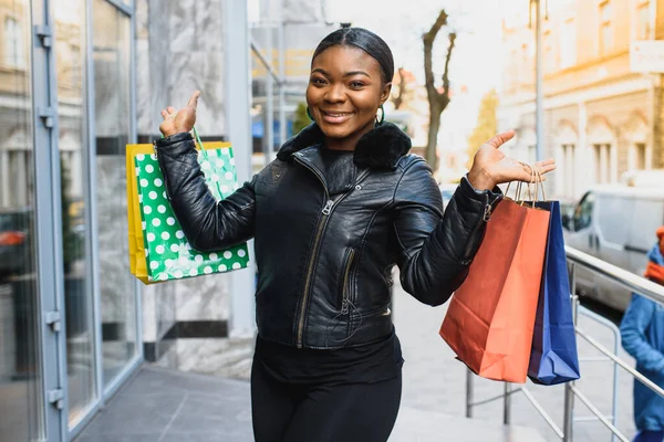 Afrykańska Amerykanka Robi Zakupy Zniżki Sezonowe Wiosenna Sprzedaż — Zdjęcie stockowe