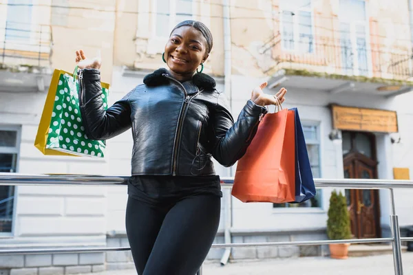 Afrikansk Amerikansk Kvinna Shoppar Säsongsrabatter Vårförsäljning — Stockfoto