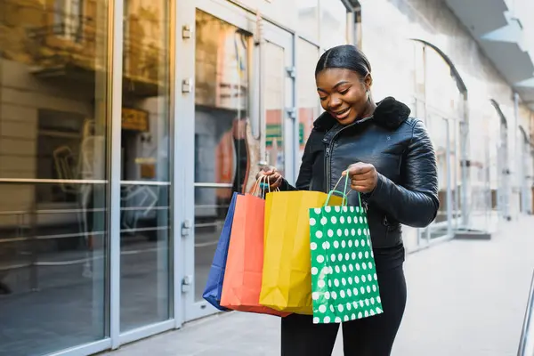 Νεαρή Μαύρη Γυναίκα Που Κρατάει Τσάντες Για Ψώνια — Φωτογραφία Αρχείου
