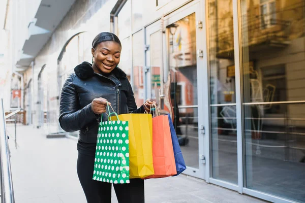 Μια Μαύρη Γυναίκα Για Ψώνια Που Κουβαλάει Τσάντες Για Ψώνια — Φωτογραφία Αρχείου