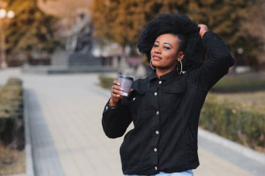 Saçlarını kestirmiş güzel bir kız sokakta yürüyor.