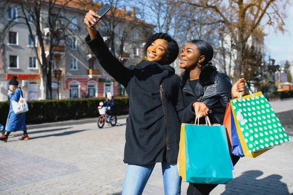 Афроамериканська Жінка Купує Сезонні Знижки Весняний Розпродаж — стокове фото
