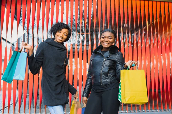 Mujeres Negras Jóvenes Yendo Compras Chicas Afroamericanas Con Bolsas Compras — Foto de Stock