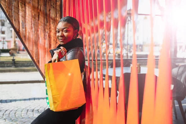 Retrato Una Hermosa Joven Negra Sonriendo Con Bolsas Compras Afuera — Foto de Stock