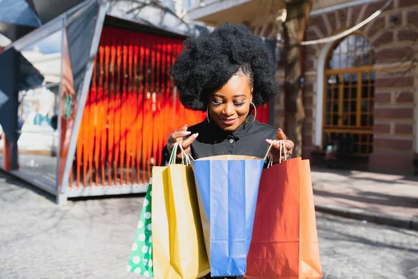 Приваблива Молода Афро Американська Жінка Покупками Покупки Відкриті Вуличні Краєвиди — стокове фото