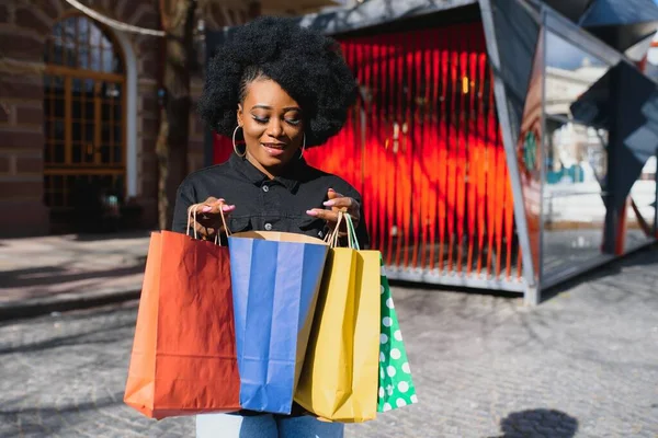 Ελκυστική Νεαρή Αφροαμερικανή Γυναίκα Ψώνια Τσάντες Ψώνια Εξωτερικούς Χώρους Θέα — Φωτογραφία Αρχείου