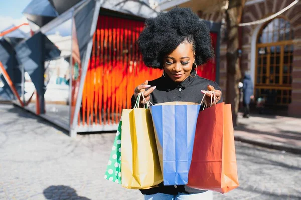 Porträtt Vacker Ung Svart Kvinna Leende Med Shoppingväskor Utanför — Stockfoto