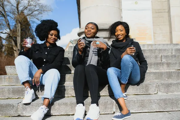 Meninas Americanas Africanas Elegantes Bebendo Café Rua — Fotografia de Stock