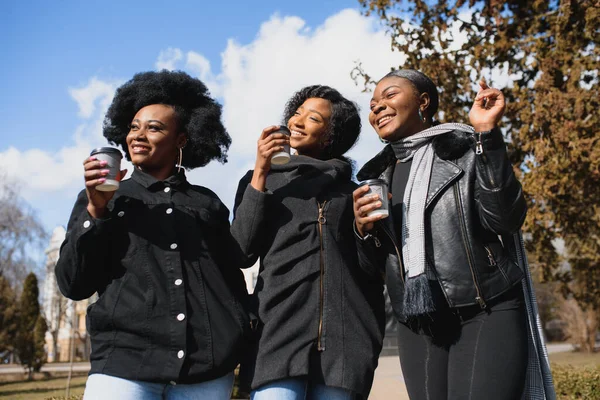 Stijlvolle Afrikaanse Amerikaanse Meisjes Drinken Koffie Straat — Stockfoto