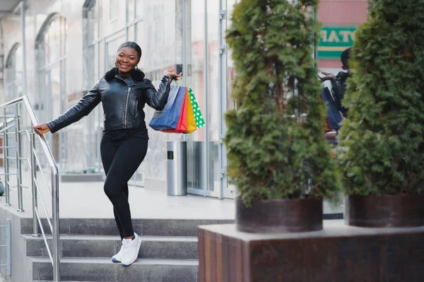 Atraktivní Mladá Afroameričanka Nakupování Nákupní Tašky Venku Výhled Ulice Vhodné — Stock fotografie