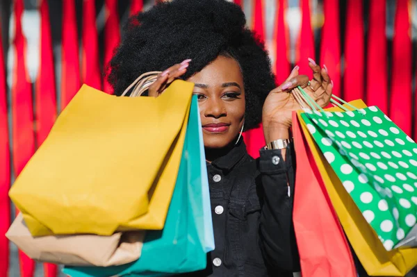 Attraktiv Ung Afro Amerikansk Kvinna Shopping Shoppingväskor Utomhus Gatuvy Lämplig — Stockfoto