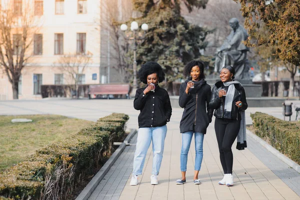 Drie Mooie Stijlvolle Donkergekleurde Meisjes Met Lang Haar Die Een — Stockfoto