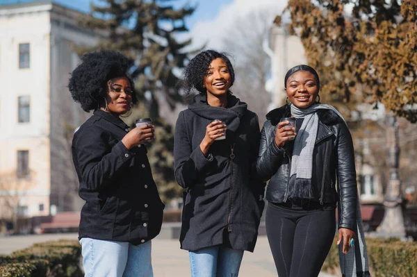 Три Стильные Африканские Американские Девушки Пьют Кофе Улице Веселятся — стоковое фото