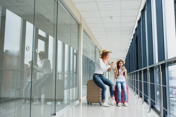 Mujer Con Niña Aeropuerto Internacional Madre Con Bebé Esperando Vuelo —  Fotos de Stock