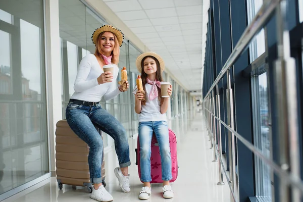 Mutter Mit Tochter Flughafen Terminal Mit Koffern Beim Fast Food — Stockfoto