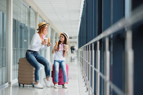 Mujer Con Niña Aeropuerto Internacional Madre Con Bebé Esperando Vuelo —  Fotos de Stock