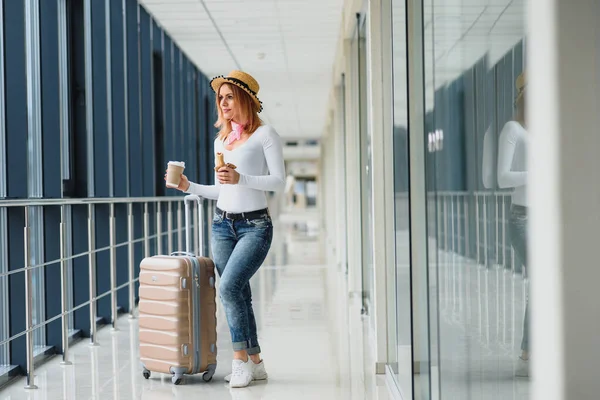 Porträt Einer Erfolgreichen Geschäftsfrau Die Mit Koffer Flughafen Unterwegs Ist — Stockfoto