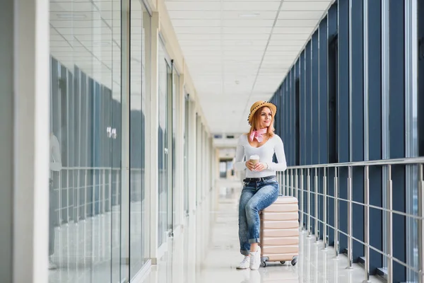 Portrét Úspěšné Podnikatelky Která Cestuje Kufříkem Letišti Krásné Stylové Ženské — Stock fotografie
