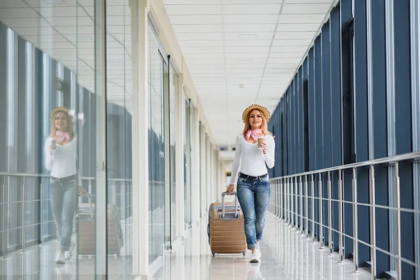 Reiseleiterin Läuft Mit Koffer Auf Dem Flughafen Touristisches Konzept Frau — Stockfoto