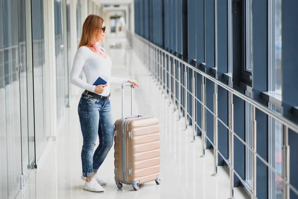 Reiseleiterin Läuft Mit Koffer Auf Dem Flughafen Touristisches Konzept Frau — Stockfoto