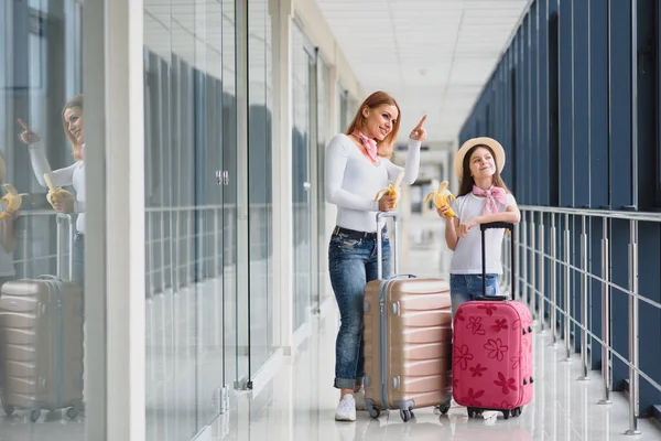 Mujer Con Niña Aeropuerto Internacional Madre Con Bebé Esperando Vuelo —  Fotos de Stock