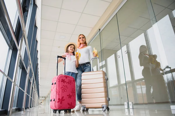 Mulher Com Menina Aeroporto Internacional Mãe Com Bebé Espera Voo — Fotografia de Stock