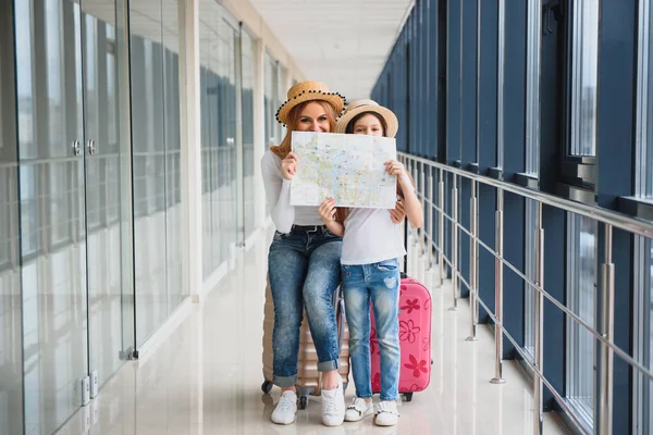Anne Küçük Kızı Havaalanı Terminalinde Bavul Haritayla Tatile Hazırlar — Stok fotoğraf
