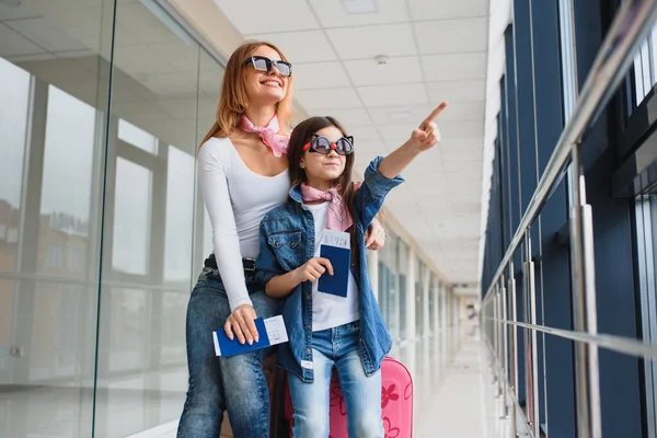 Mãe Com Filha Aeroporto Espera Avião Olhando Pela Janela Conceito — Fotografia de Stock