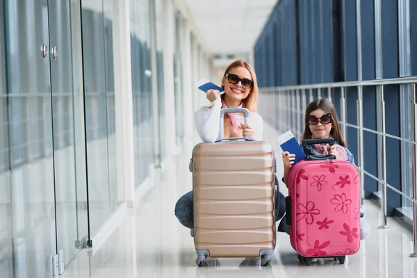 Mujer Con Niña Aeropuerto Internacional Madre Con Bebé Esperando Vuelo —  Fotos de Stock