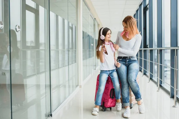 Mutter Und Kleine Tochter Mit Gepäck Flughafen Terminal Urlaubsreif — Stockfoto