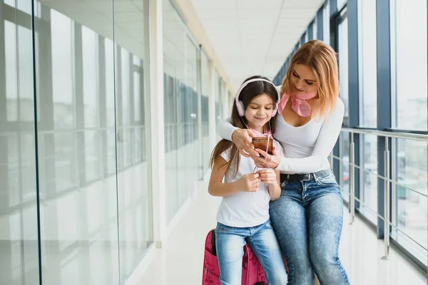 Ευτυχισμένη Νεαρή Μητέρα Και Κόρη Της Περπατούσαν Στο Αεροδρόμιο Κουβαλώντας — Φωτογραφία Αρχείου