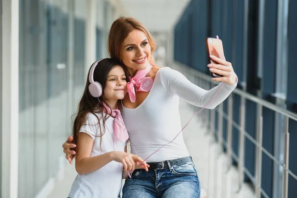 Mutter Mit Ihrer Tochter Flughafen Die Auf Ein Flugzeug Wartet — Stockfoto