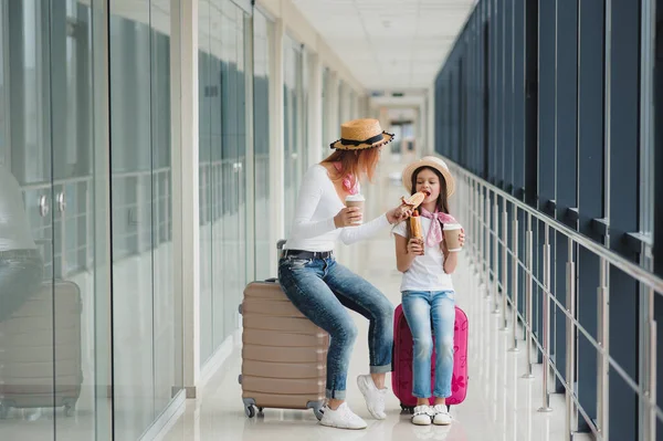 Mamá Hija Están Esperando Unas Vacaciones Esperando Avión Terminal Del —  Fotos de Stock