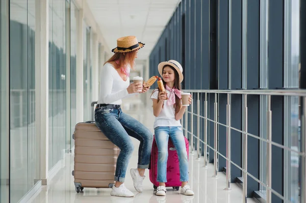 Madre Hija Pequeña Con Equipaje Terminal Del Aeropuerto Listo Para —  Fotos de Stock