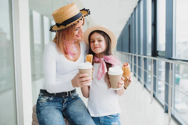 Mutter Und Tochter Warten Flughafen Terminal Mit Gepäck Auf Ihren — Stockfoto