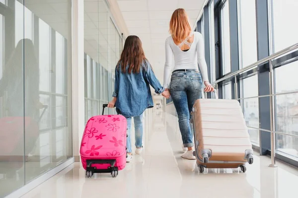 Madre Hija Pequeña Con Equipaje Terminal Del Aeropuerto Listo Para —  Fotos de Stock