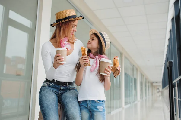 Mutter Und Kleine Tochter Mit Gepäck Flughafen Terminal Urlaubsreif — Stockfoto