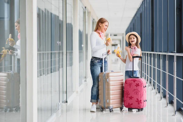Kvinna Med Liten Flicka Internationella Flygplatsen Mor Med Barn Väntar Stockbild