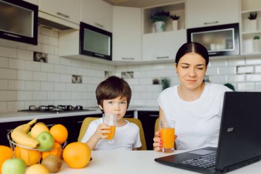 Mutfakta tablet kullanan mutlu bir aile.